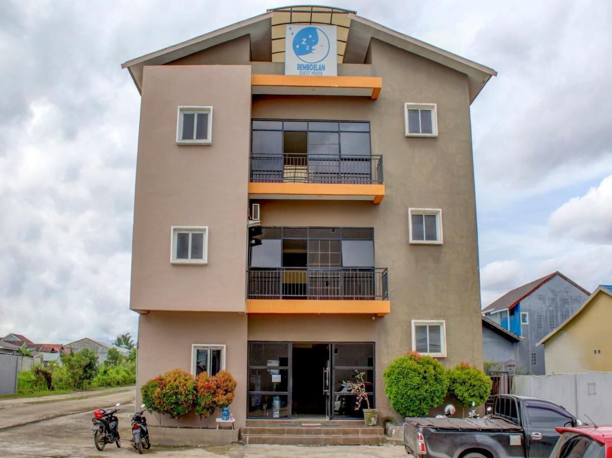 Oyo 90162 Remboelan Guest House Sungai Lutus Exterior foto
